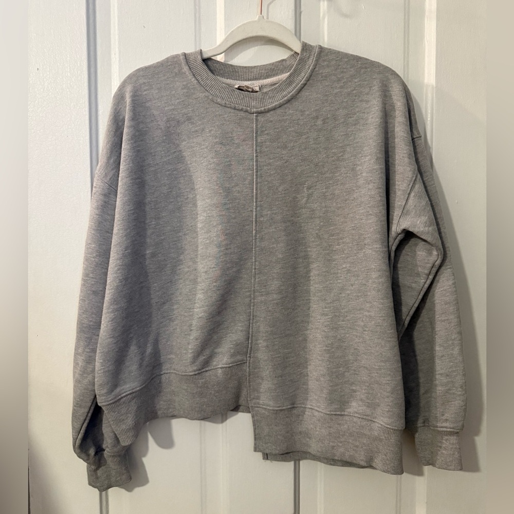 Anthropologie Le Lis Crew Neck Sweatshirt Size Medium Grey Split Bottom